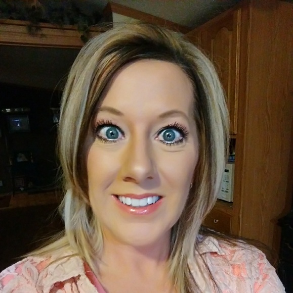 Meet your Posher, Tina - Picture 1 of 2